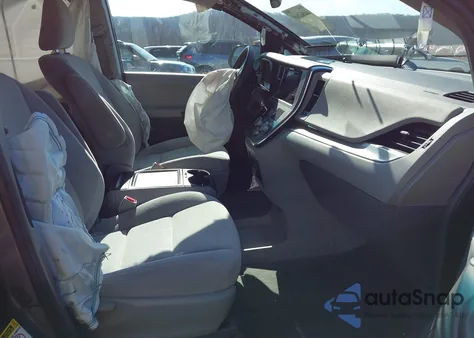 2015 Toyota Sienna Le 8 Passenger z USA, uszkodzony, nr VIN 5TDKK3DC3FS647040